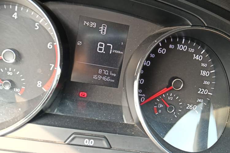 Used Volkswagen Lamando 2015 230TSI Manual Trend Edition Odometer Close Up