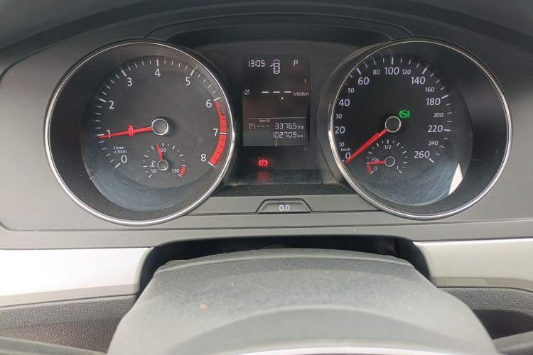 Used Volkswagen Lamando 2015 230TSI DSG Fashion Edition Odometer Close Up