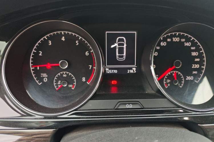 Used Volkswagen Lamando 2015 330TSI DSG Comfort Edition Odometer Close Up