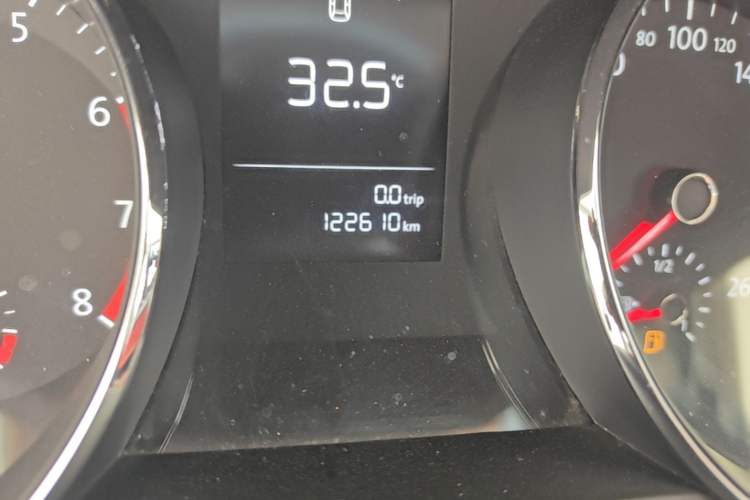 Used Volkswagen Lamando 2015 230TSI DSG Fashion Edition Odometer Close Up