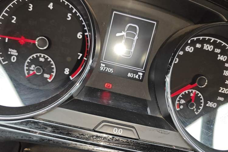 Used Volkswagen Lamando 2015 330TSI DSG Comfort Edition Odometer Close Up