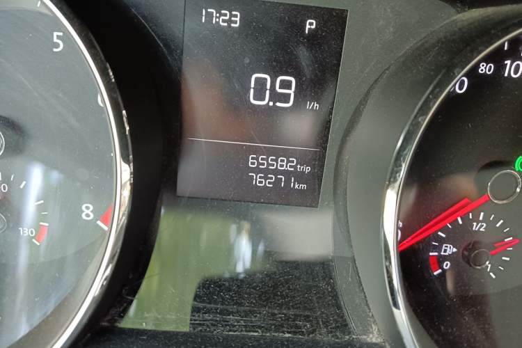 Used Volkswagen Lamando 2015 230TSI DSG Fashion Edition Odometer Close Up