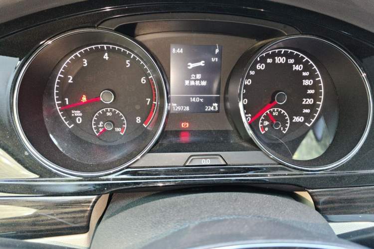 Used Volkswagen Lamando  Odometer Close Up