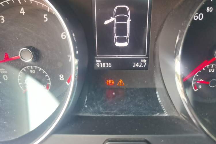 Used Volkswagen Lamando 2015 330TSI DSG Comfort Edition Odometer Close Up