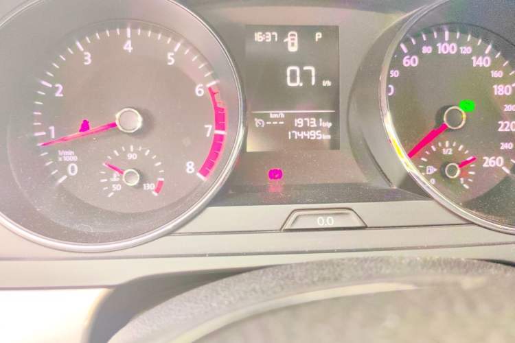 Used Volkswagen Lamando 2015 230TSI DSG Fashion Edition Odometer Close Up