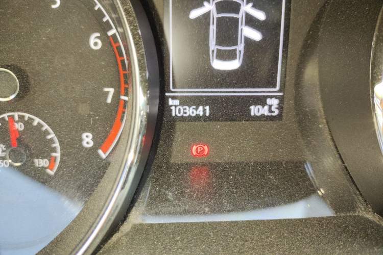 Used Volkswagen Lamando 2015 330TSI DSG Comfort Edition Odometer Close Up