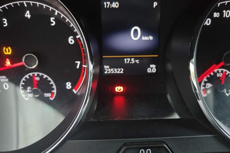 Used Volkswagen Lamando 2015 280TSI DSG Luxury Edition Odometer Close Up
