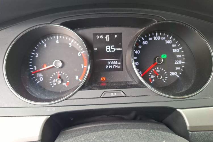 Used Volkswagen Lamando 2015 230TSI DSG Fashion Edition Odometer Close Up