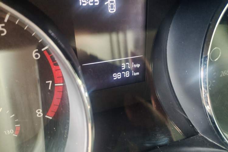 Used Volkswagen Lamando 2015 230TSI Manual Trend Edition Odometer Close Up