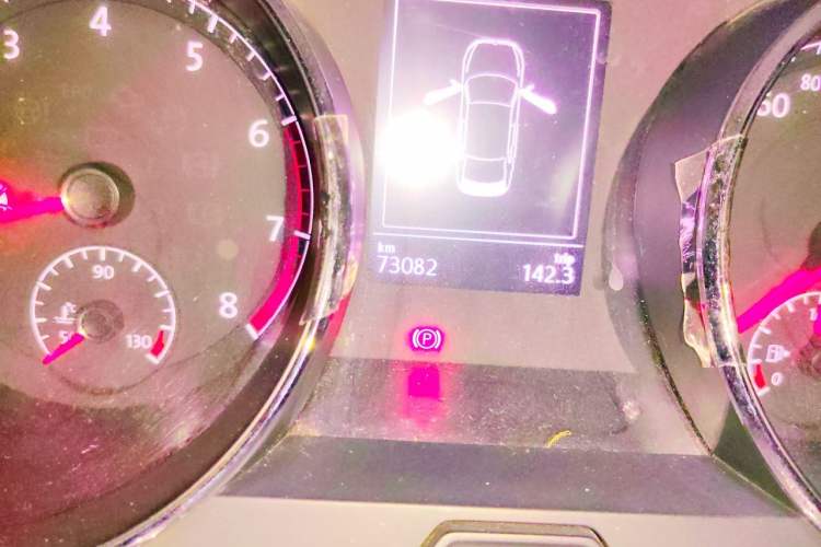 Used Volkswagen Lamando 2015 280TSI DSG Comfort Edition Odometer Close Up