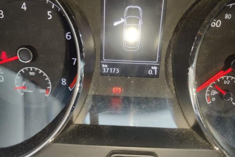 Used Volkswagen Lamando 2015 280TSI DSG Comfort Edition Odometer Close Up