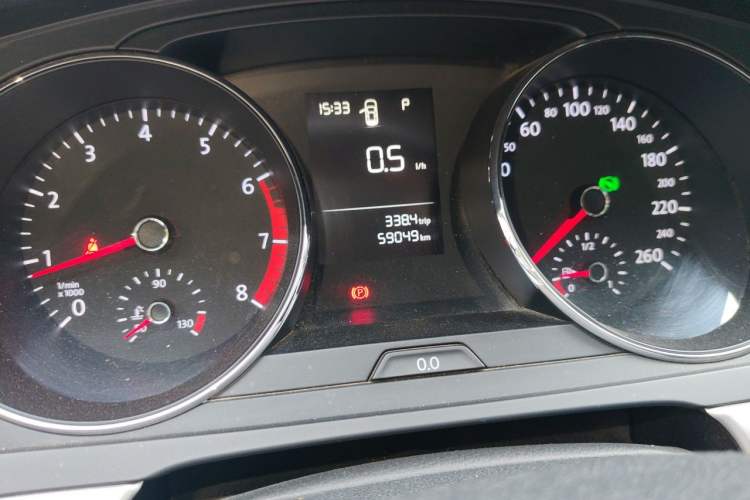 Used Volkswagen Lamando 2015 230TSI DSG Fashion Edition Odometer Close Up