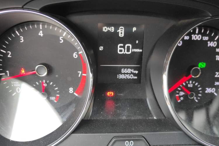 Used Volkswagen Lamando 2015 230TSI DSG Fashion Edition Odometer Close Up