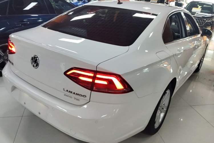 Used Volkswagen Lamando 2015 330TSI DSG Comfort Edition Rear Right 45 Deg
