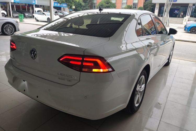 Used Volkswagen Lamando 2015 230TSI DSG Fashion Edition Rear Right 45 Deg