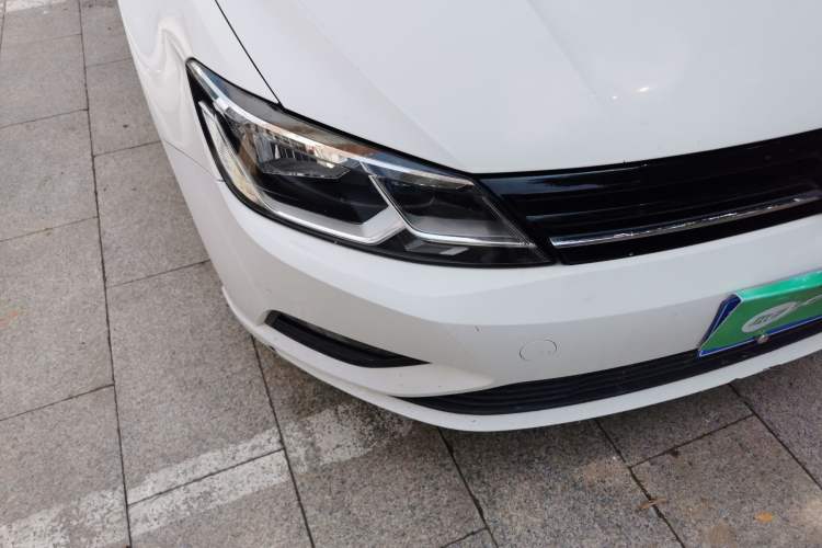 Used Volkswagen Lamando 2015 230TSI Manual Trend Edition Right Front Headlight