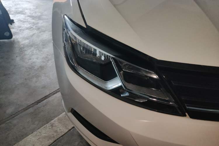Used Volkswagen Lamando 2015 280TSI DSG Comfort Edition Right Front Headlight