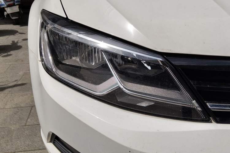 Used Volkswagen Lamando 2015 280TSI Manual Comfort Edition Right Front Headlight