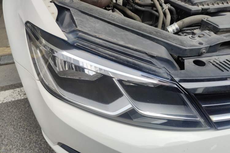 Used Volkswagen Lamando 2015 230TSI Manual Trend Edition Right Front Headlight