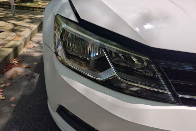 Used Volkswagen Lamando 2015 280TSI Manual Comfort Edition Right Front Headlight