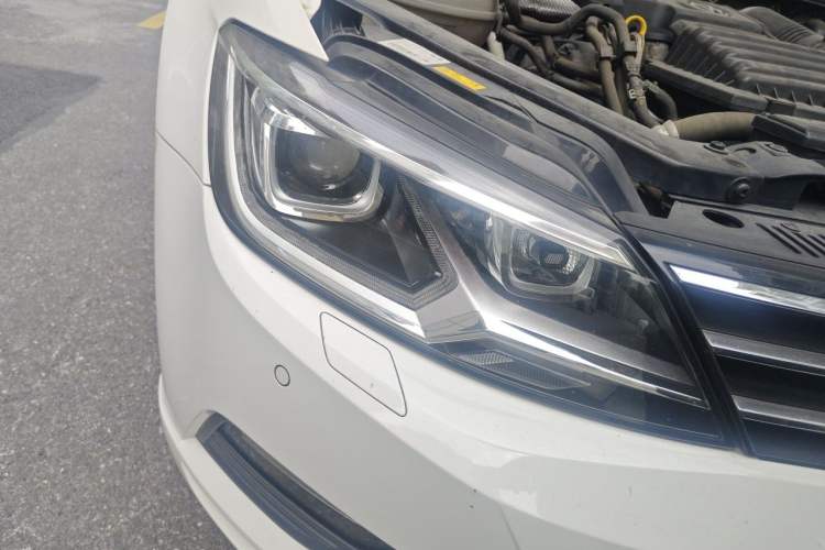 Used Volkswagen Lamando 2015 280TSI DSG Luxury Edition Right Front Headlight