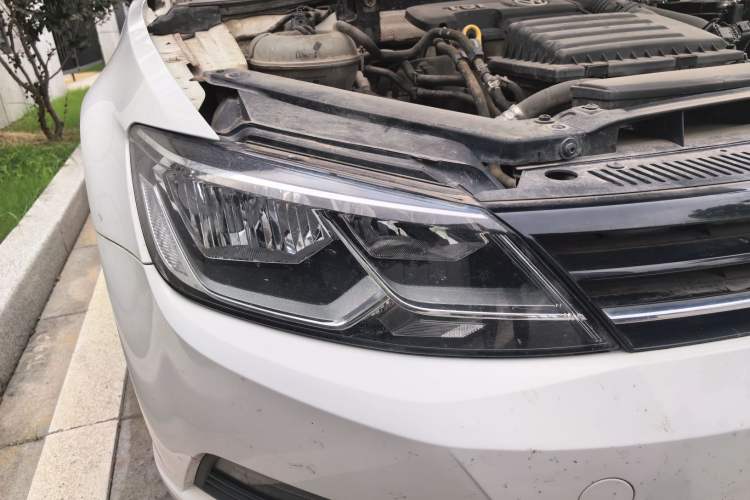 Used Volkswagen Lamando 2015 280TSI Manual Comfort Edition Right Front Headlight