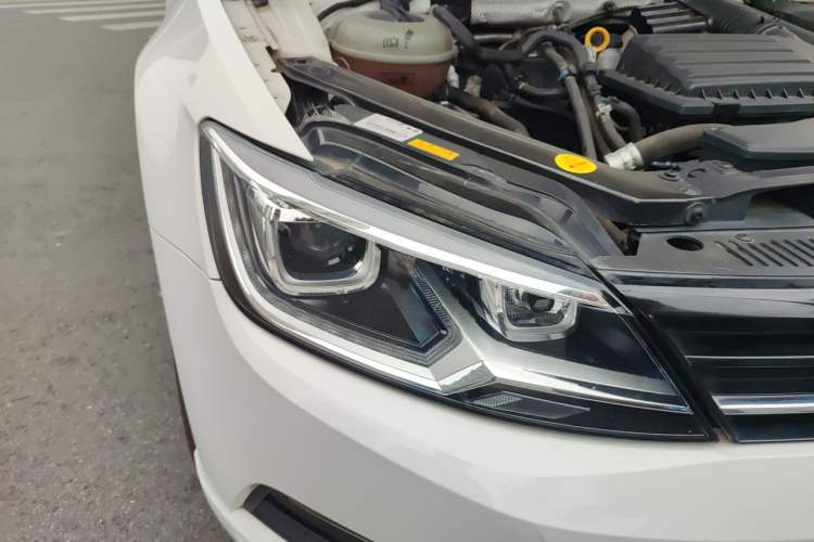 Used Volkswagen Lamando 2015 280TSI DSG Comfort Edition Right Front Headlight
