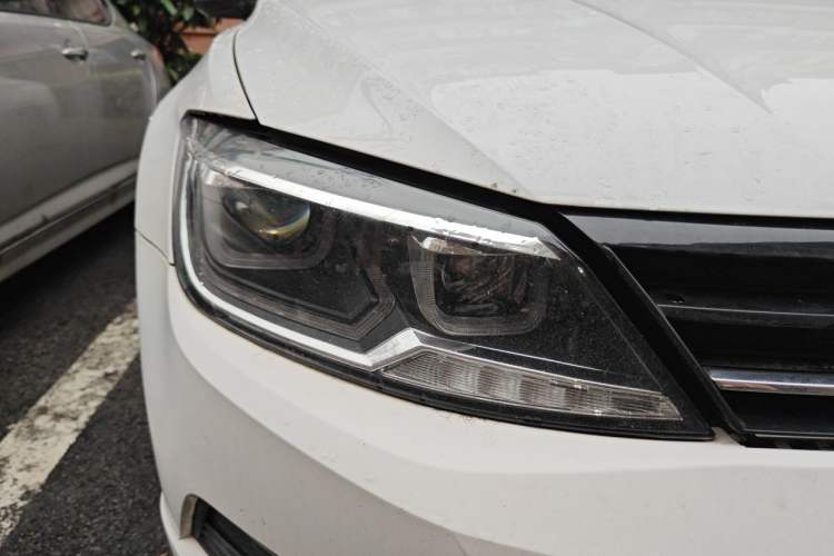 Used Volkswagen Lamando 2015 330TSI DSG Comfort Edition Right Front Headlight