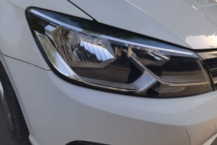 Used Volkswagen Lamando 2015 280TSI DSG Comfort Edition Right Front Headlight