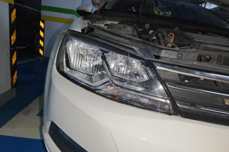 Used Volkswagen Lamando 2015 280TSI DSG Comfort Edition Right Front Headlight
