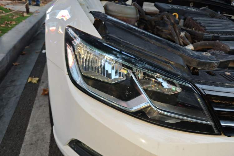 Used Volkswagen Lamando 2015 280TSI Manual Comfort Edition Right Front Headlight