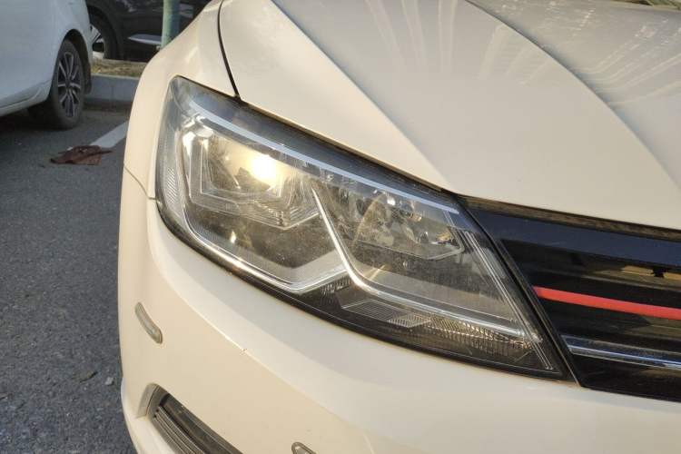 Used Volkswagen Lamando 2015 330TSI DSG Comfort Edition Right Front Headlight