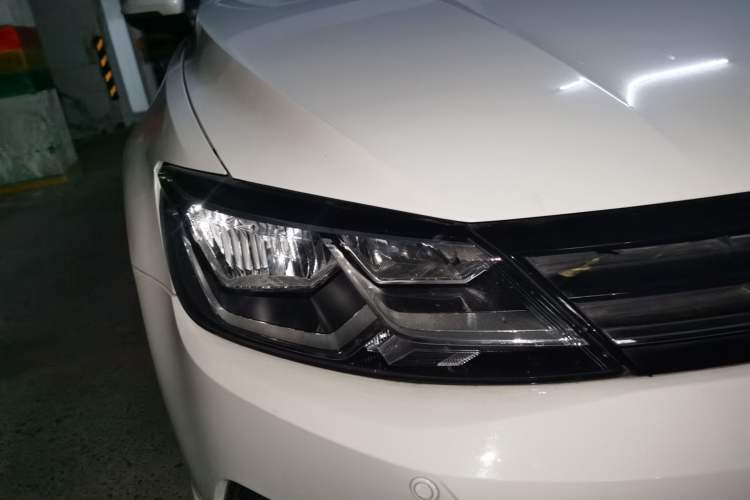 Used Volkswagen Lamando 2015 230TSI DSG Fashion Edition Right Front Headlight