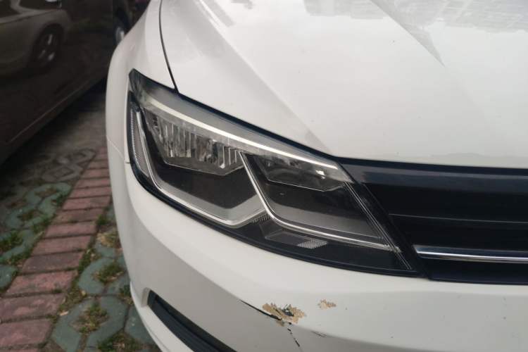 Used Volkswagen Lamando 2015 230TSI Manual Trend Edition Right Front Headlight