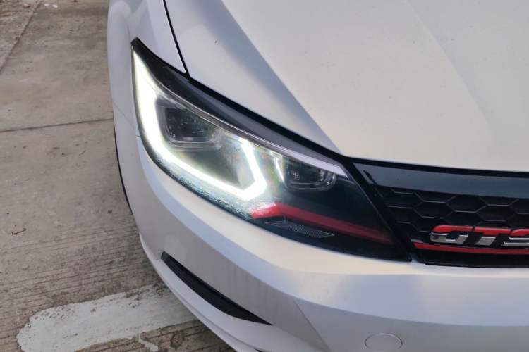 Used Volkswagen Lamando 2015 280TSI DSG Comfort Edition Right Front Headlight