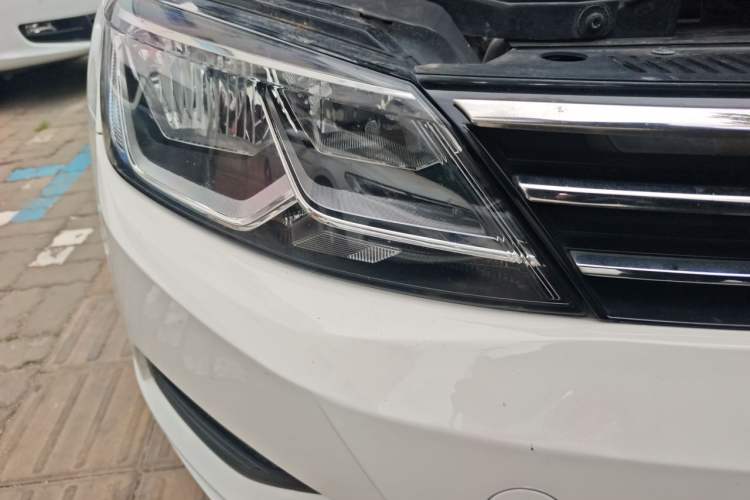Used Volkswagen Lamando 2015 230TSI Manual Trend Edition Right Front Headlight