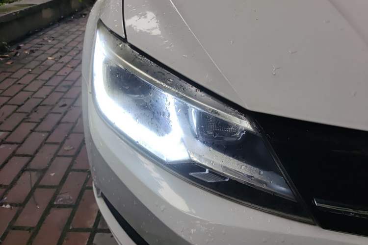 Used Volkswagen Lamando 2015 230TSI DSG Fashion Edition Right Front Headlight