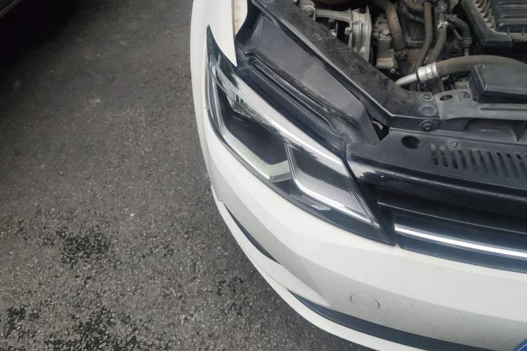Used Volkswagen Lamando 2015 230TSI Manual Trend Edition Right Front Headlight