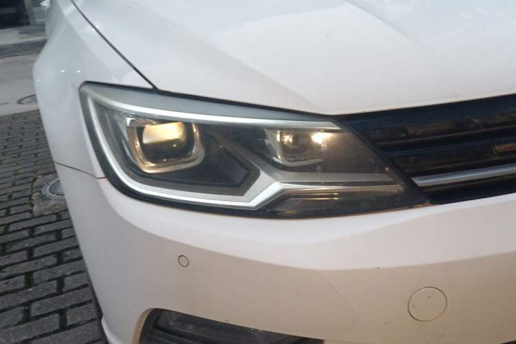 Used Volkswagen Lamando 2015 280TSI DSG Comfort Edition Right Front Headlight