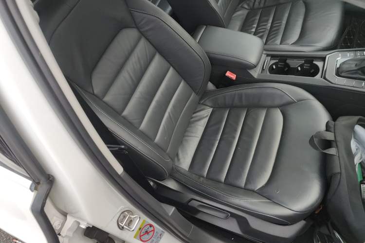 Used Volkswagen Lamando 2015 330TSI DSG Comfort Edition Right Front Seat