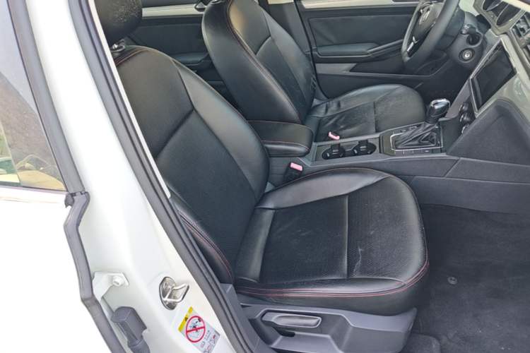 Used Volkswagen Lamando 2015 230TSI DSG Fashion Edition Right Front Seat