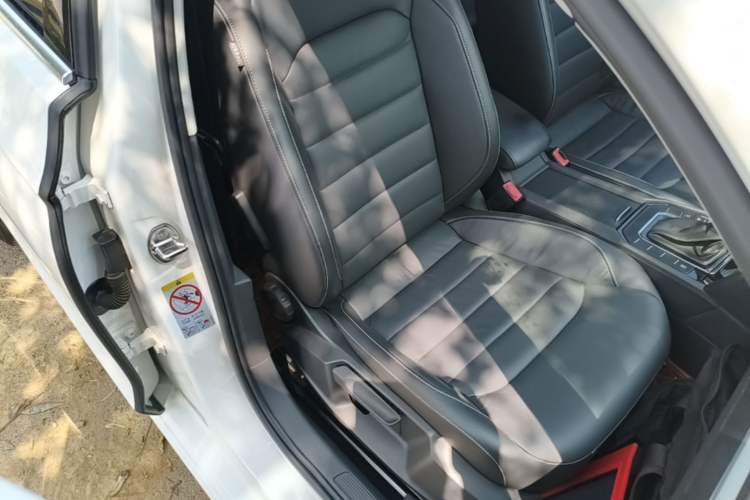 Used Volkswagen Lamando 2015 330TSI DSG Comfort Edition Right Front Seat