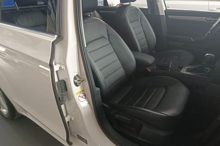 Used Volkswagen Lamando 2015 280TSI DSG Comfort Edition Right Front Seat