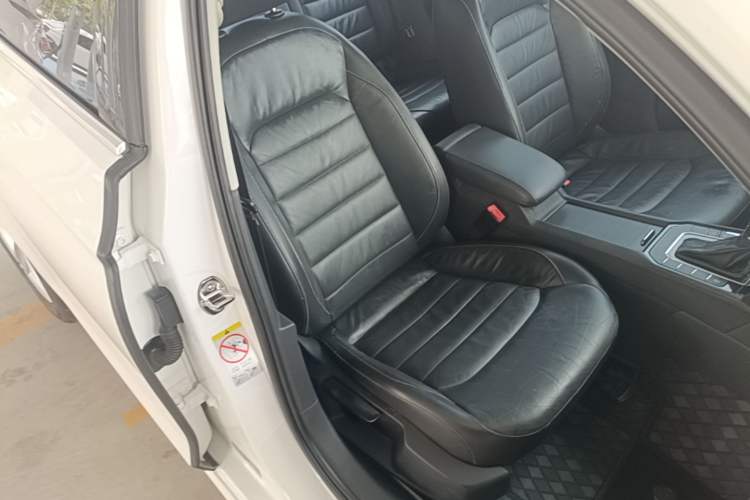 Used Volkswagen Lamando 2015 280TSI DSG Comfort Edition Right Front Seat