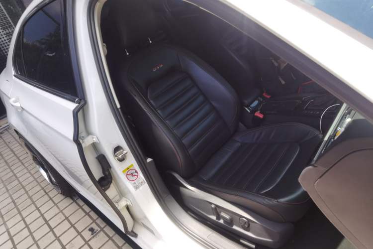 Used Volkswagen Lamando 2015 230TSI DSG Fashion Edition Right Front Seat