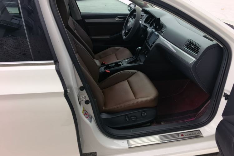 Used Volkswagen Lamando 2015 230TSI DSG Fashion Edition Right Front Seat