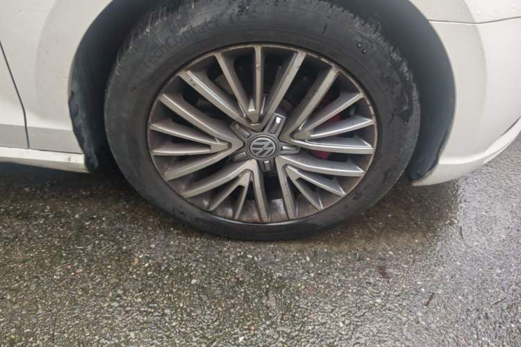 Used Volkswagen Lamando 2015 330TSI DSG Luxury Edition Right Front Wheel Hub