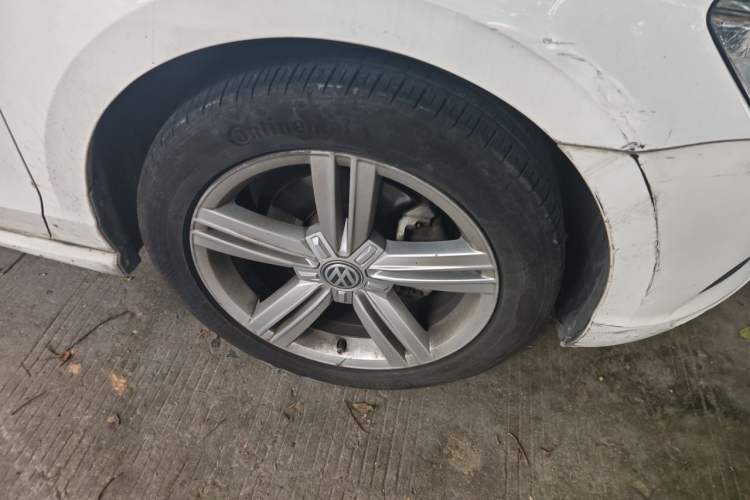 Used Volkswagen Lamando 2015 280TSI DSG Comfort Edition Right Front Wheel Hub