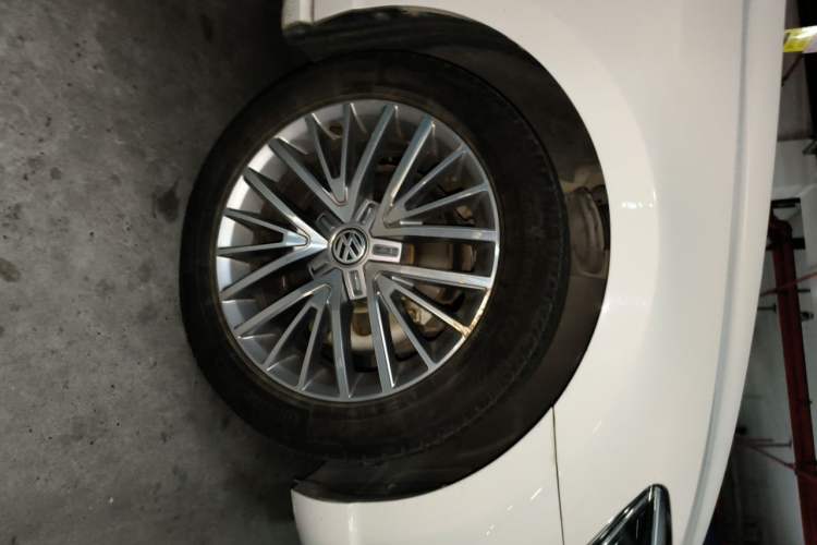 Used Volkswagen Lamando 2015 280TSI DSG Luxury Edition Right Front Wheel Hub
