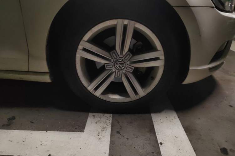 Used Volkswagen Lamando 2015 280TSI DSG Comfort Edition Right Front Wheel Hub